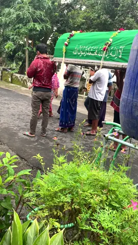Tradisi Brobosan,tradisi di mana keluwarga akan berjalan di bawah keranda jenazah......... Tujuannya untuk menghormati dan mengantar roh orang yang meninggal ke alam baka.........                                                    Husnul Khotimah 🙏🤲                                            #tradisibrobosan#fypシ゚ 