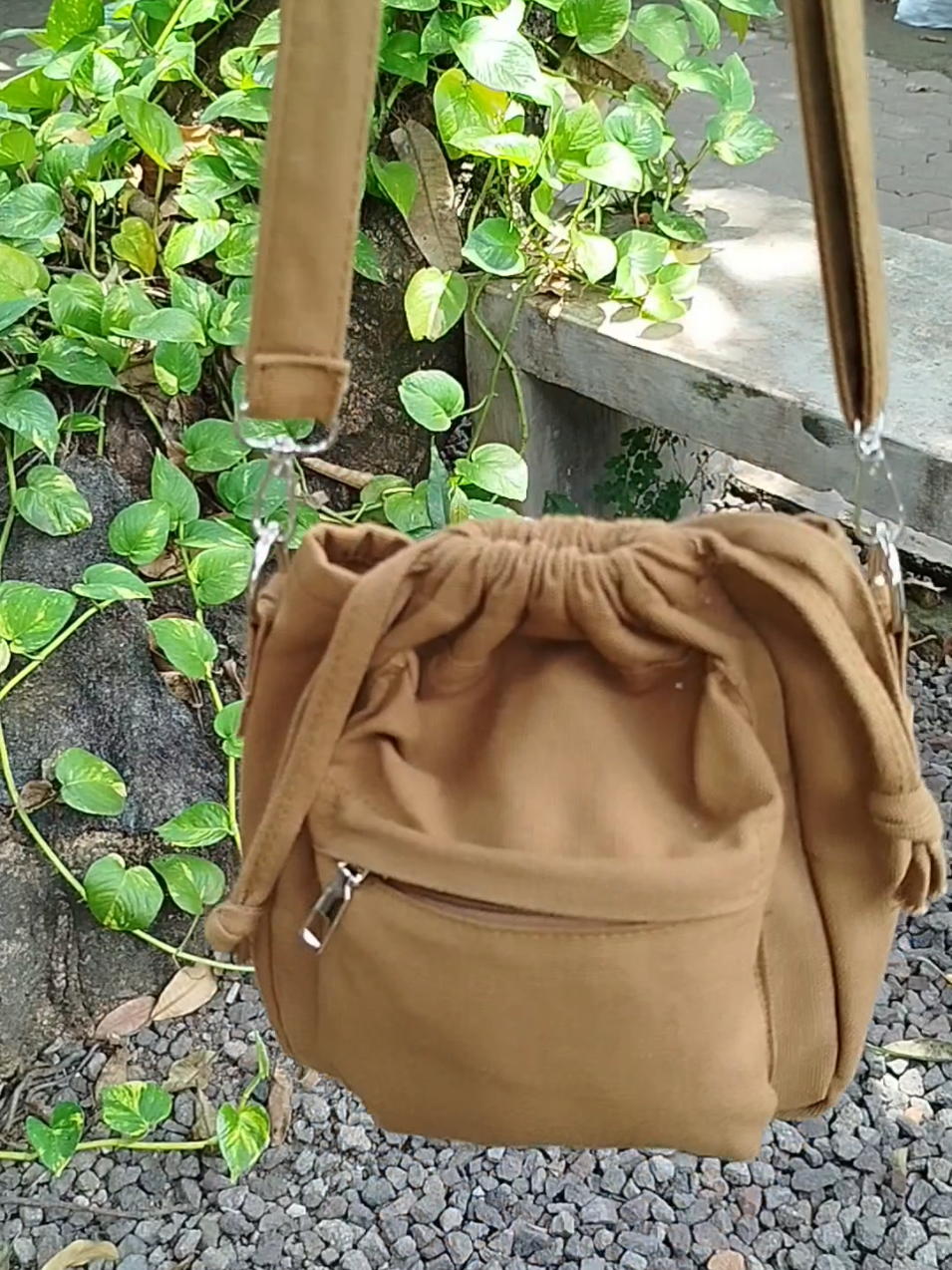 Tas Selempang Kanvas serut Tas Pria Wanita Unisex Bahan Kanvas tebal premium model kekinian keren 2025 buat jalan jalan santai #taskekinian #tasmultifungsi #tastravel #tasselempang #tasviral #tas 