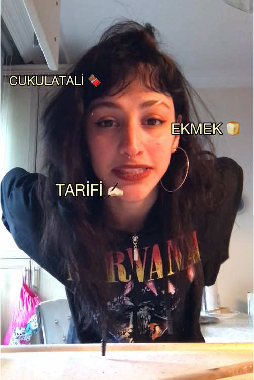 usenmedim cukulatali ekmek yaptim 😌💅🏻  malzemeler; ✨ekmek ✨surme cukulata ✨bicak ekmegimize bicak yardimiyla cukulatamizdan alip guzelce her yerine suruyoruz afied olsun😋 . . . #kesfet #fyp #tarif #yemek #chocolate #edit #unluolmakicinherbokuetiketliyom #unluoluparkadaslarimaarabaalmasozumvar #kesfetteyiz #viral #keşfetteyiz #beniöneçıkart #sezenaksu 