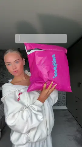 The best things come in pink packaging🩷! Discount code- GGABZZ10 #edikted #ediktedad. #fashiontiktok #unboxing #fyp #OOTD #outfitinspo @Edikted 