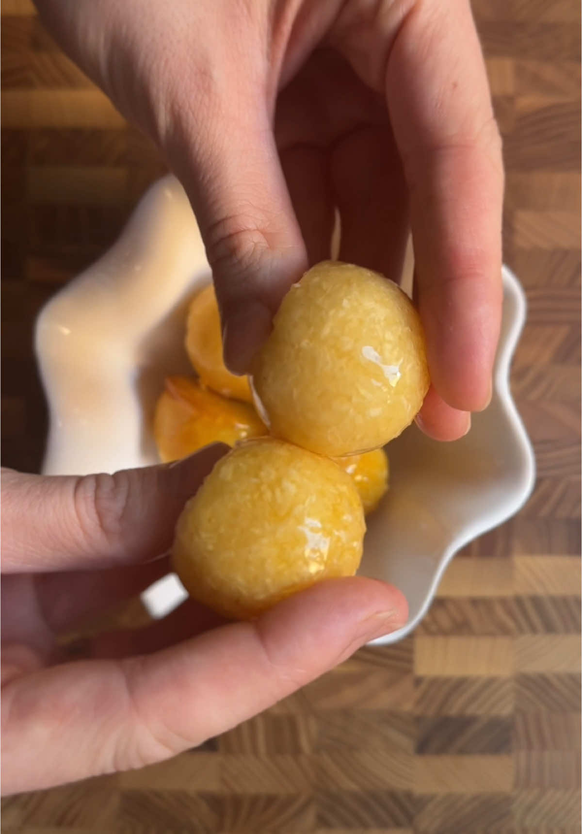 Bala baina (бала баяна)  Трендові цукерки тік току. 🍭 - згущене молоко 180 г  - кокосова стружки 75 г  - вершкове масло 25 г  Для карамелі:  цукор 1 стакан  вода 1/2 стакана  сік лимону 1 ч л  Спосіб приготування:  Змішуємо вершкове масло, кокосову стружку та згущене молоко на сковорідці до густої консистенції. Даємо охолонути, формуємо шарики, ставимо на шпажки та кладемо у морозильну камеру на 30 хв.  Для карамелі у каструлю кладемо цукор, воду та лимонний сік. Нічого не перемішуємо!!! Доводимо до золотистої скоринки, виключаємо та мокаємо туди наші кульки.  Даємо охолонути та насолоджуємося!  Смачного♥️ #cooking #foodblog #foodtiktok #balabaiana #цукерки 