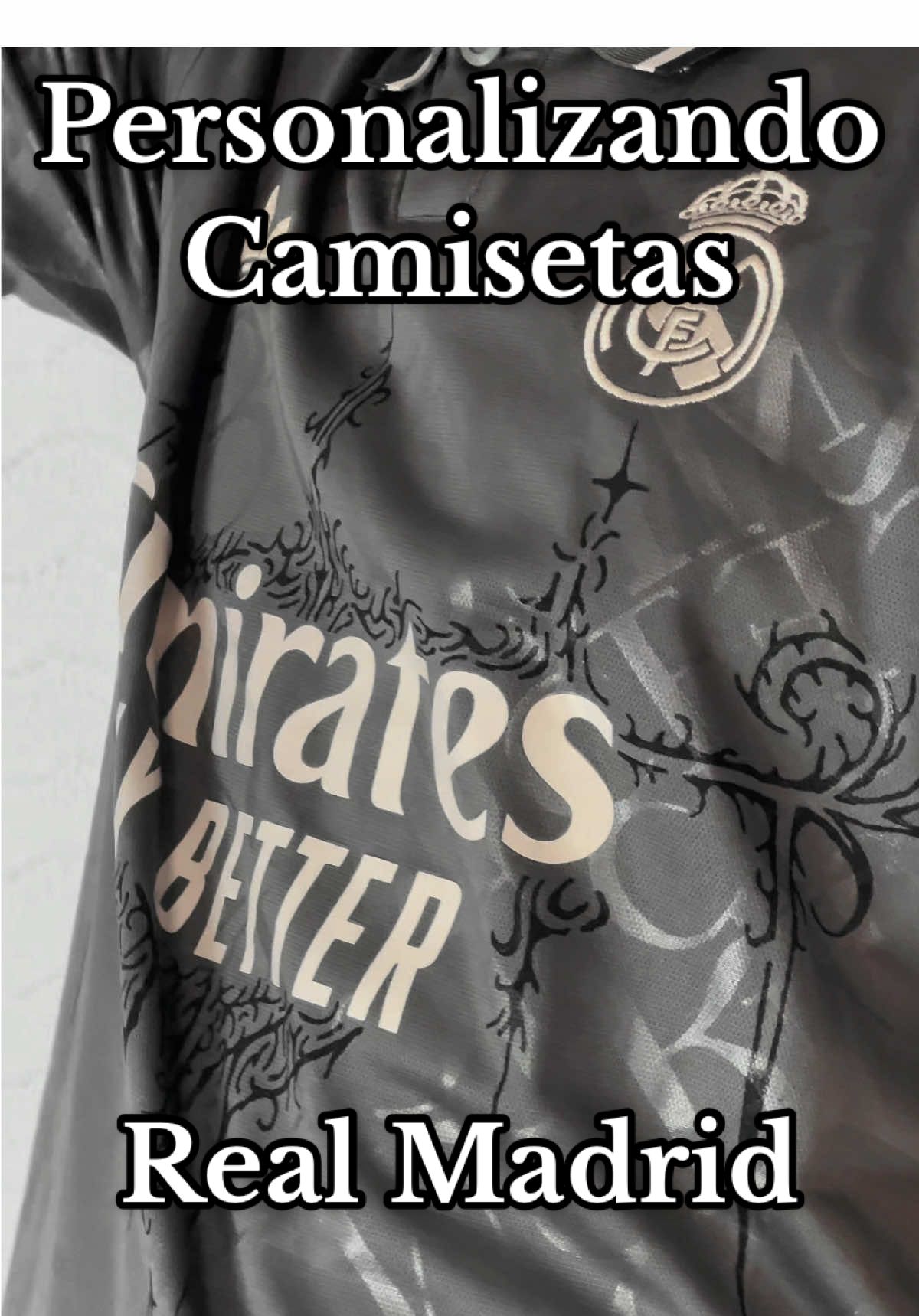 Personalizando camiseta @Real Madrid C.F. Elegancia en una sola pieza. Si te gustó la camiseta dale like al video y comenta que camisetas podría personalizar.  Apóyame en mi instagram o siguiéndome en TikTok. _gatoart  #footballjersey #camisetasdefutbol #footballshirts #custom #realmadridfc #realmadridfans #mbappe #viniciusjunior #vinicius #realmadridcf #futbol⚽️ #ronaldo #personalizando #blokecore 
