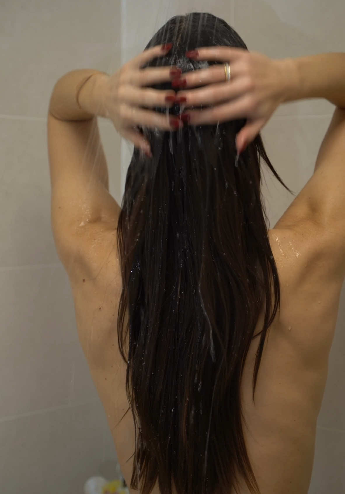 Reklám| Regenerálja a töredezett hajvégeket, miközben ragyogóan fényes és selymes hajat varázsol? Ez a @Kérastase Première termékcsaládja. 🥹🫠💇🏽‍♀️ #imádom  #kerastaseclub #kerastase #premiere #reigniteyourinnerstrength #haircareroutine #friedhair #citricacid #glycine #kerastaseclubhu #serulthaj