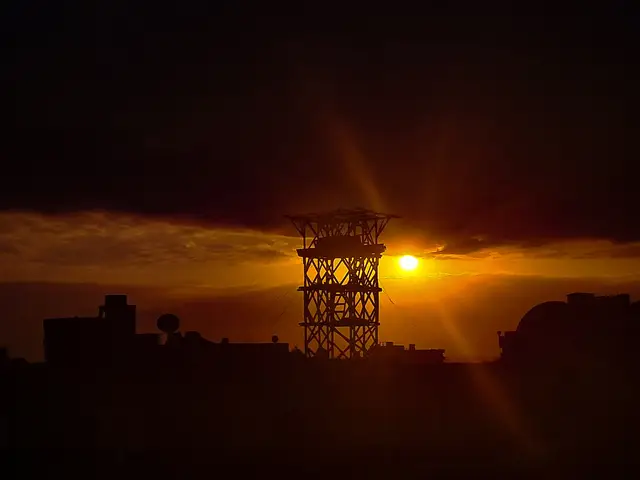 خَيَالُكَ فِي عَيْنِي وذكرك في فمي وَمَتَواكَ في قلبي فَأَيْنَ تَغِيب ؟