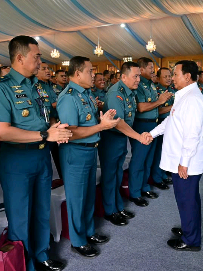 Presiden RI Prabowo Subianto disambut Mars TNI oleh perwira menengah dan perwira tinggi TNI saat beri pengarahan kepada 1004 Komandan Satuan TNI di Istana Kepresidenan Bogor, Jawa Barat, Jumat (7/2).