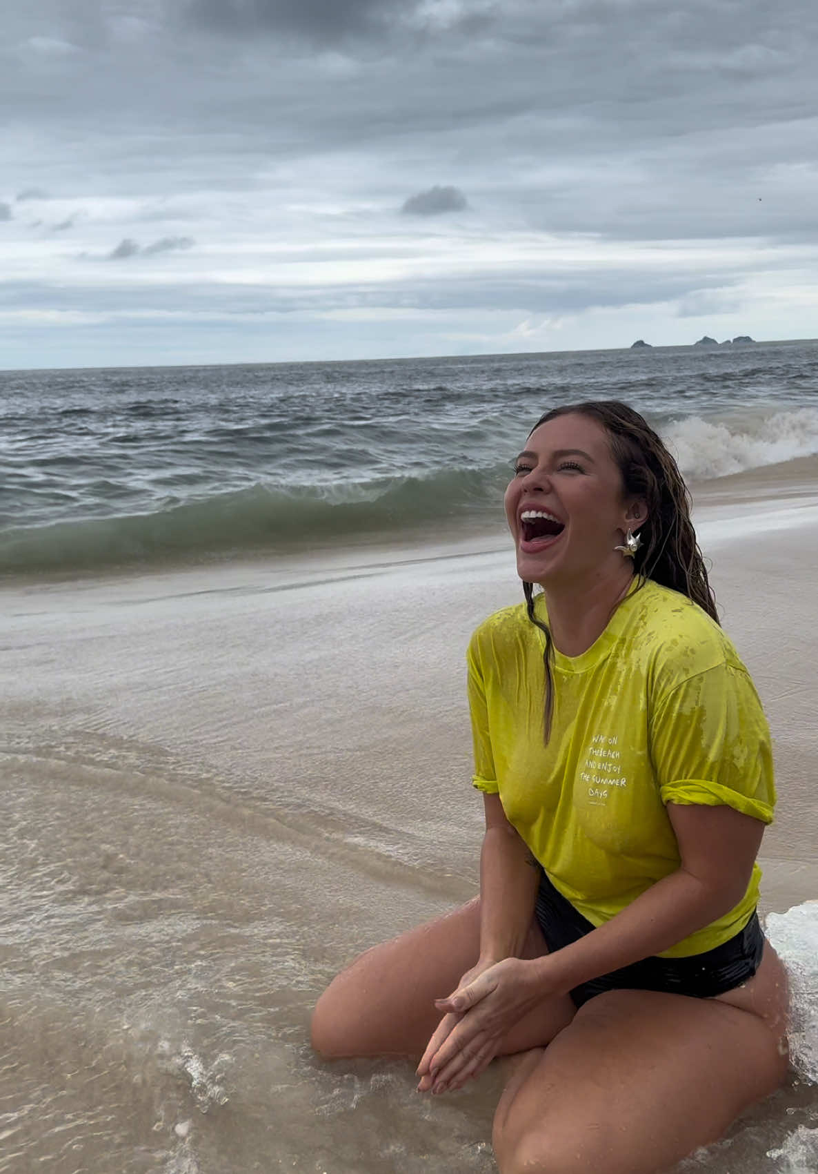 cada mergulho é um flash (não tem mergulho apenas flashs 😂) #paollaoliveira #bastidores #praia 