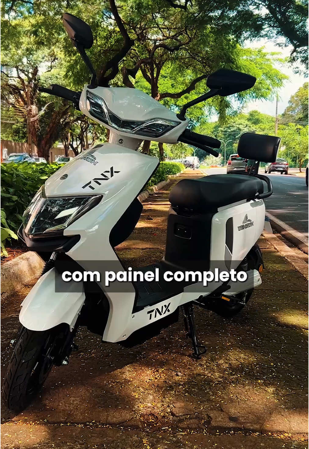 A Scooter Elétrica TNX é a escolha ideal para quem busca praticidade e estilo. ✅ Com um design moderno e bagageiro amplo, ela oferece todo o conforto que você precisa no dia a dia, permitindo levar seus pertences de forma fácil e segura. 🛵 Além disso, a TNX não exige CNH nem emplacamento, tornando sua utilização ainda mais prática e sem burocracia. 👏🏼 Com a Scooter Elétrica TNX, você se move com estilo e economia. 🤩 Tá esperando o quê? Venha para a WeHawk e faça um teste ride! 👊🏻 #WeHawk #MobilidadeElétrica #ScooterElétrica #TNX #Estilo #Economia