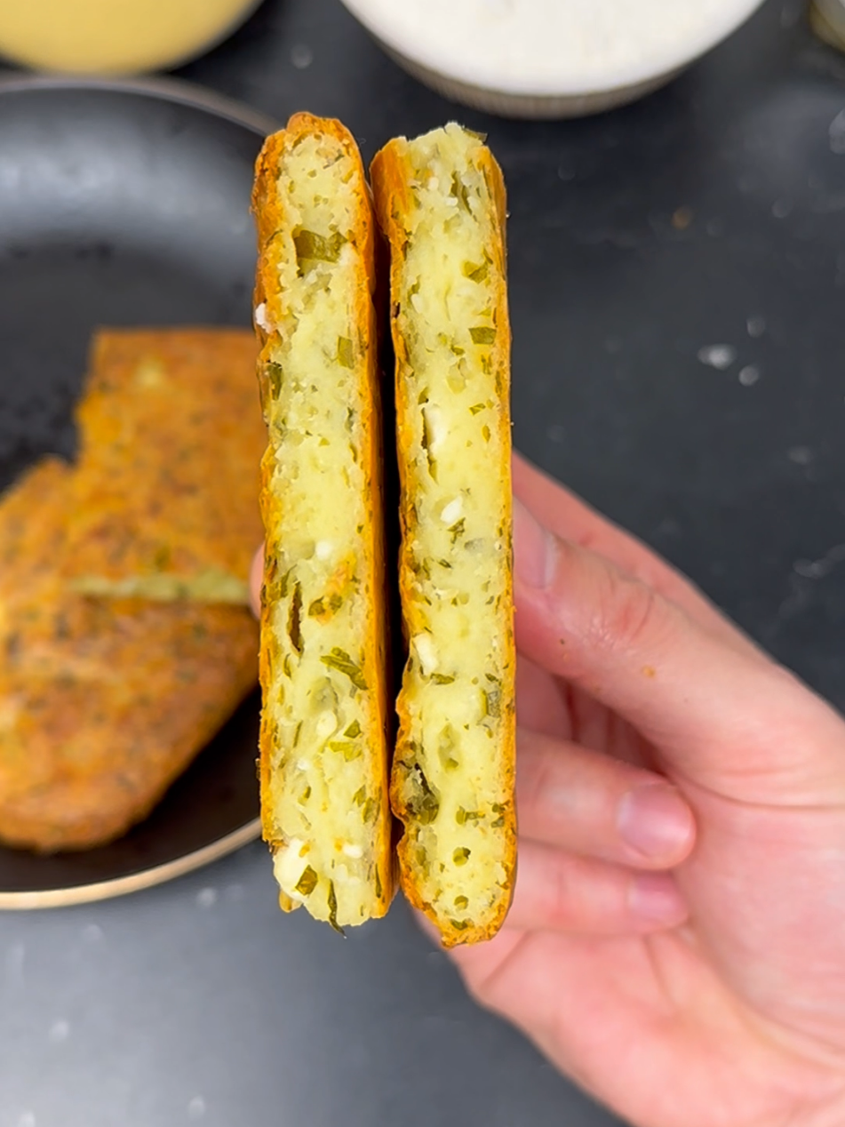 Feta Flatbread Dieses Brot bestehend aus den Haupt Zutaten Feta sowie Petersilie ist kinderleicht gemacht und passt nahezu als Beilage zu jedem Gericht. 250 g Feta 1 Ei 60 g Mehl 2 EL Wasser Gute Hand voll frische Petersilie   1. Feta gut zerbröseln 2. Restlichen Zutaten hinzu geben und gut miteinander vermengen 3. Im Ofen bei Ober / Unterhitze sowie Umluft bei 200 Grad ca. 40-45 Min backen Nach ein paar Minuten im Ofen, nachdem das Brot etwas fester geworden ist, empfehle ich Euch, das Backpapier zumindest auf der Oberseite zu entfernen. Das reduziert die Backzeit und das Brot wird schön Kross. Gerne auch zwischendurch wenden. #rezept #rezeptideen #lecker #essen #rezepte #brot #grillen #feta 