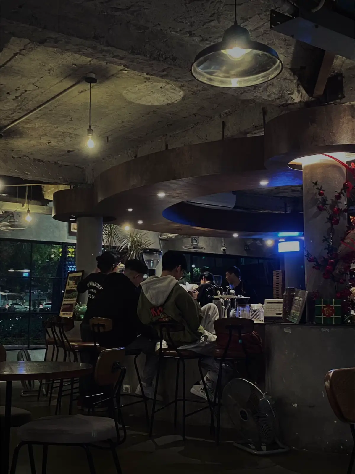 Đêm Hà Nội, một góc quán nhỏ, ly cà phê ấm và những dòng suy nghĩ lặng lẽ trôi. 🌙☕ #dmchupanh #hanoi #fyp 