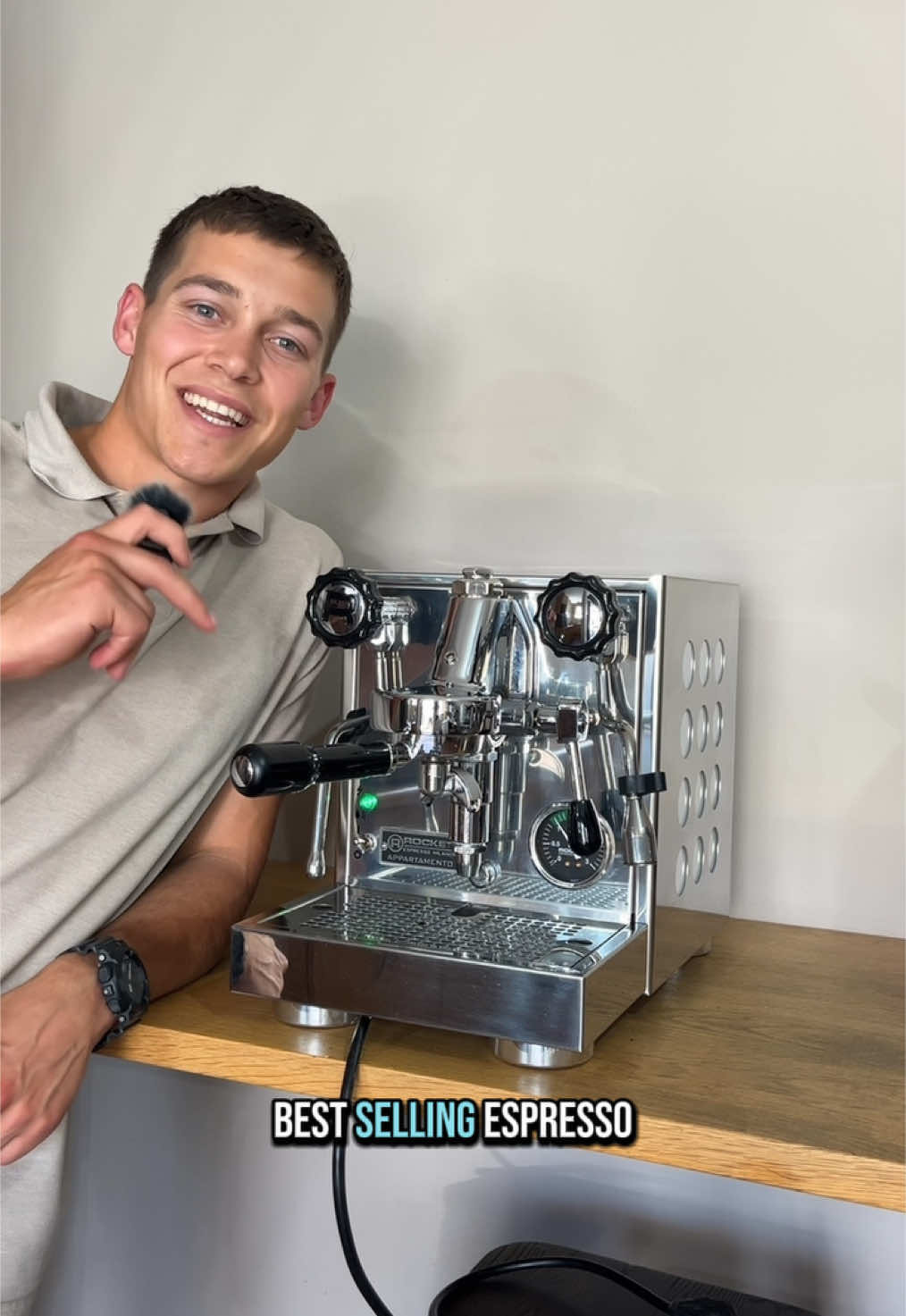 Rocket Appartamento 😌 A lovely machine to look at, and a even better one to work on ☕️ Really enjoyed making this video and drinking the coffee afterwards. I really enjoy how simple this machine is: 1. not a lot of control 2. no settings The above might sound bad for some, but for me, it was a pleasure  You know where to find it 😉  #coffee #machine #rocket #espresso #homebarista 