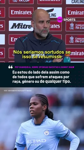 A atacante Bunny Shaw, do Man. City, não atuou na vitória da equipe por 2 a 1 sobre o Arsenal, na última quinta (6), pela semifinal da Copa da Liga, por motivos de saúde mental. A jamaicana sofreu ataques racistas e misóginos após a derrota no fim de semana na Super Liga Feminina (WSL). Hoje, Pep Guardiola falou sobre o triste episódio e mostrou todo o seu apoio à atleta! Até quando, hein?! 😡 #EsportesNews #TikTokEsportes #Guardiola #BunnyShaw