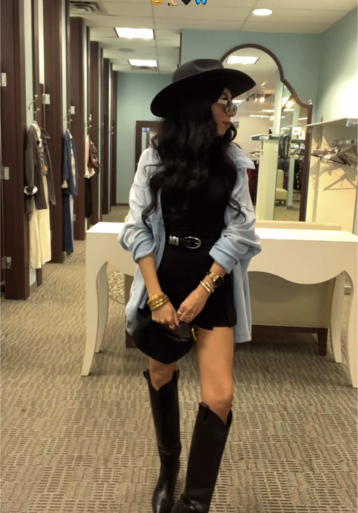 Friday’s ootd 🖤🤠👢🦋