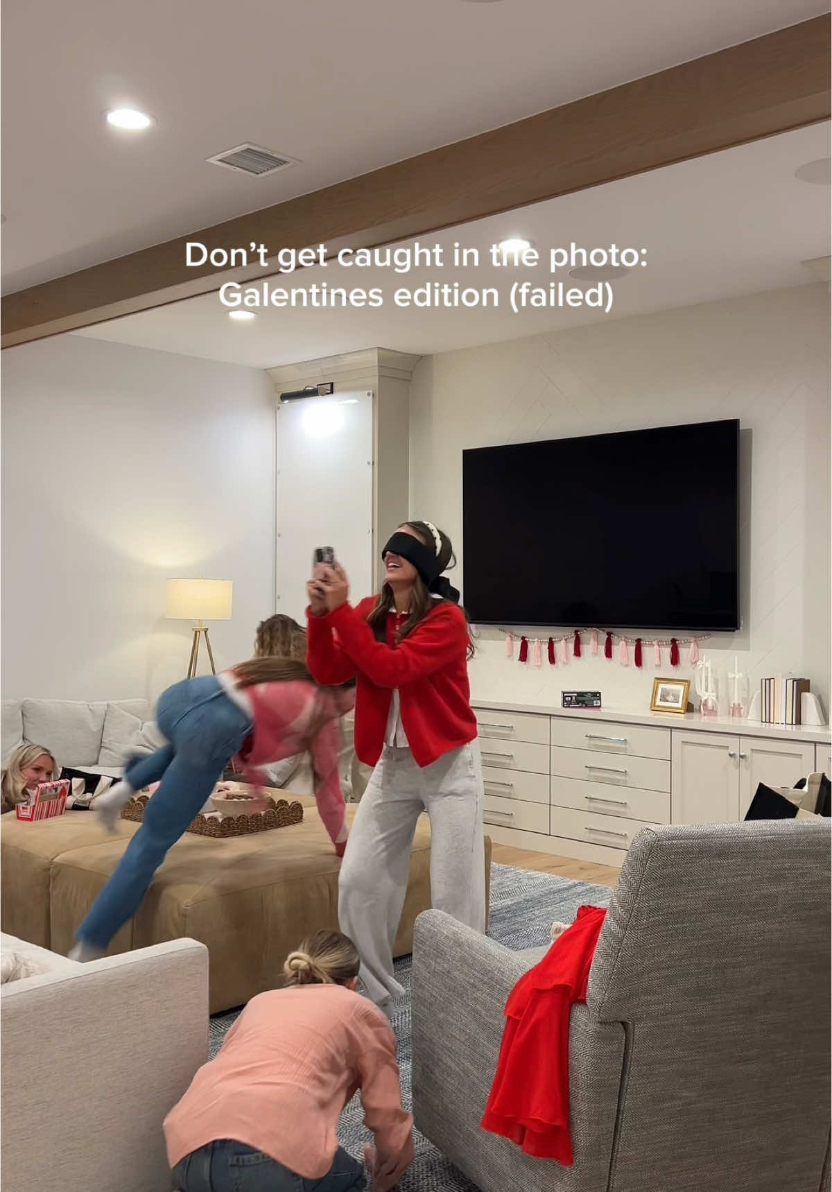 We tried our best 🤷🏼‍♀️ #challenge #photochallenge #galentinesday #galentines #galentinesparty #girlsnight #partygame @abby @Haley Williams @tay petersen @Marlie Pappin @maddienwatts @Kennedy Napierski 
