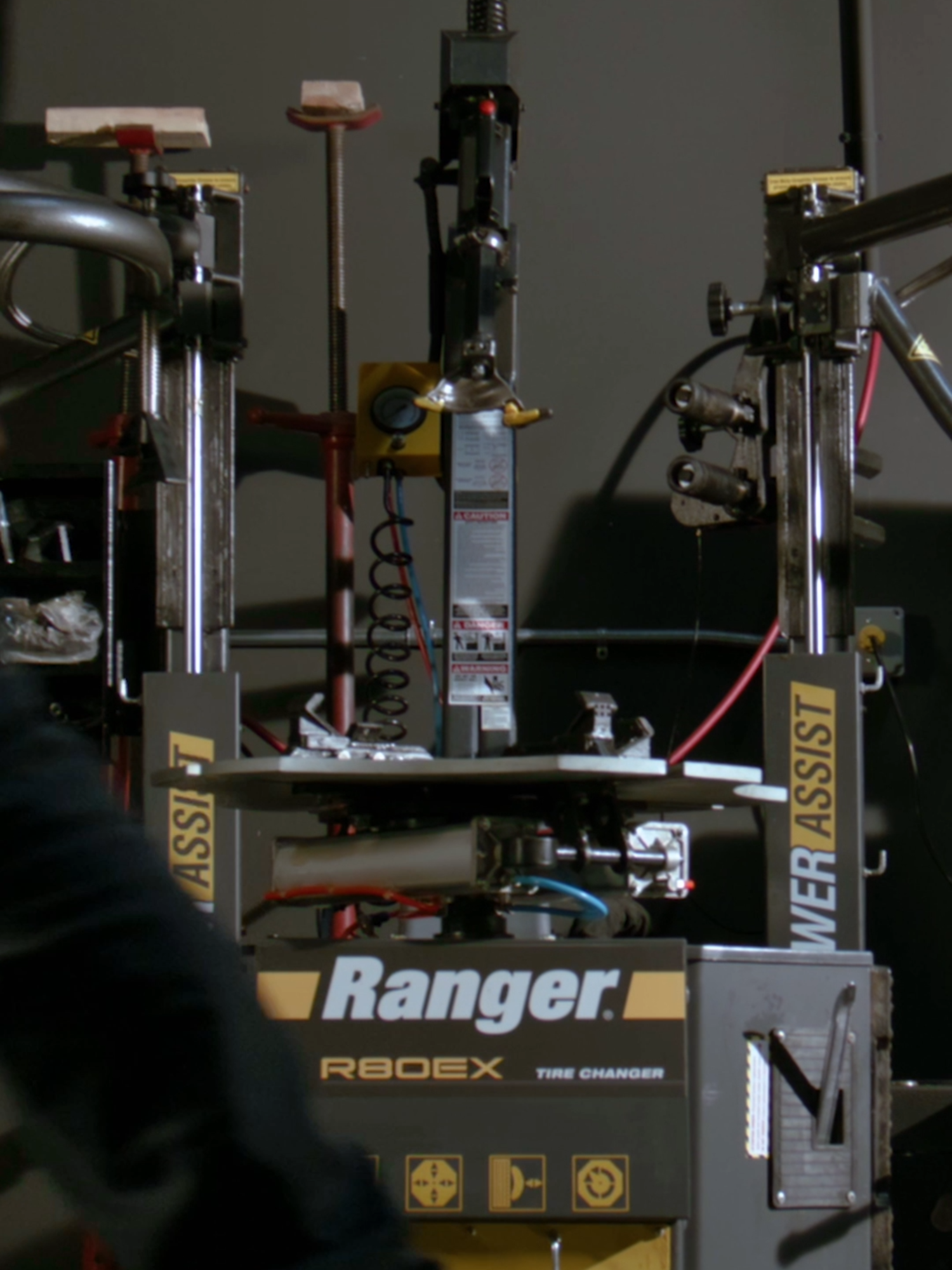 The R80EX Tire Changer by Ranger is a total game-changer for any professional garage. 🚗 With its dual-assist tilt-back tower, adjustable RimGuard™ clamps, and more, it’s packed with everything you need to get the job done right🔧 #bendpak #ranger #tireshop #autos #supercar #lamborghini #lambo #automotive