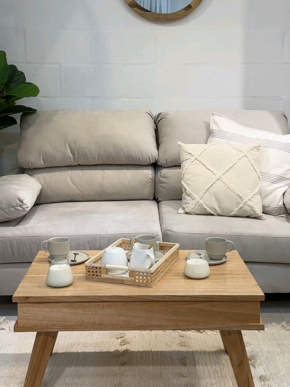 ¿Buscás comodidad? Entonces el Sillón Novo es para vos.  Versátil, cómodo y con estilo.  Mirá el video hasta el final y sorprendete con todo lo que puede ofrecer. 🛋️ #Innovodeco #decohome #decoracion #deco #sofa #sillon #buenosaires #decoracioninteriores #sofaamedida #sillonesamedida #living 