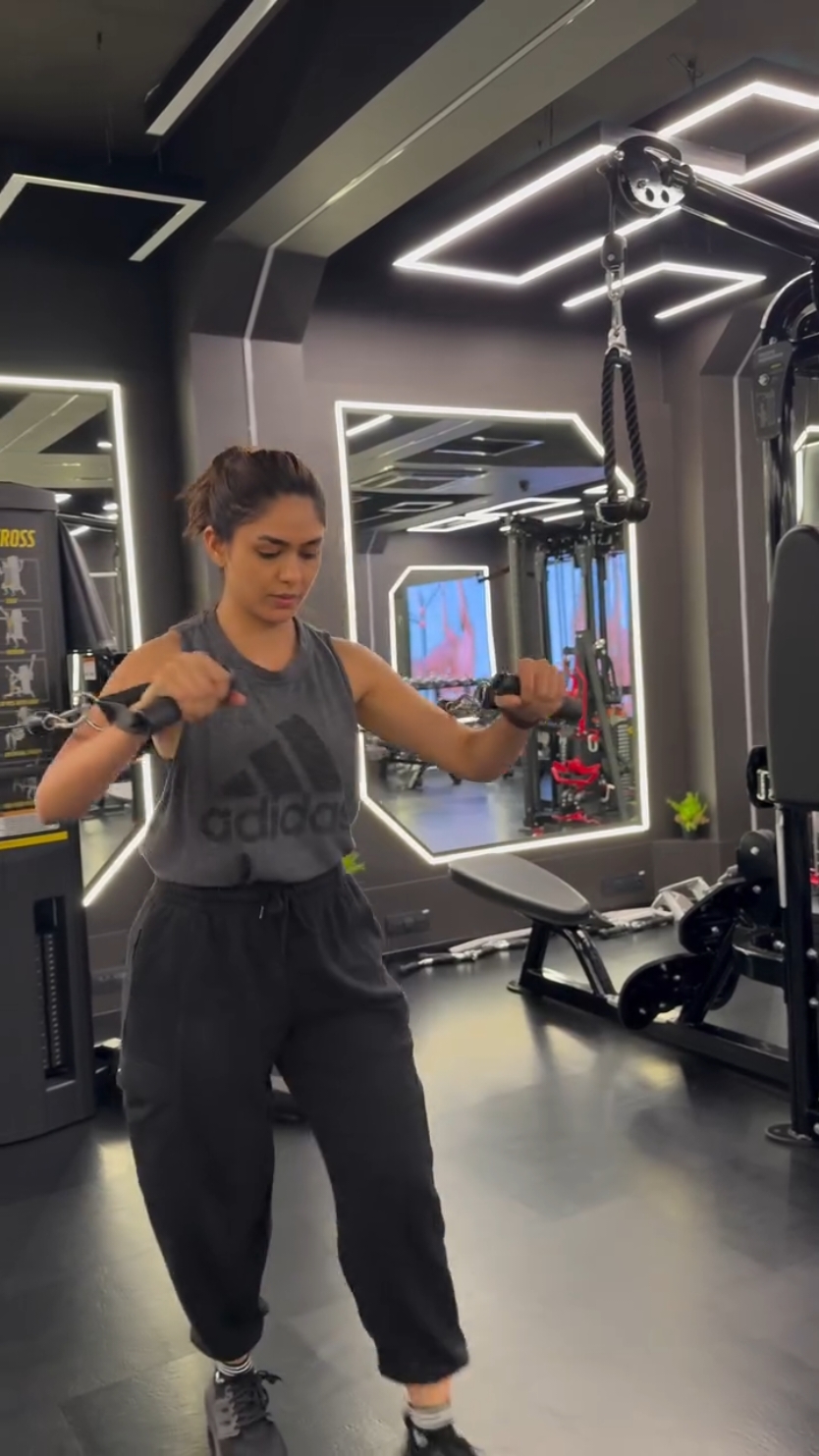 Upperbody day👧🏼 #MrunalThakur #upperbodyworkout #resistancetraining 