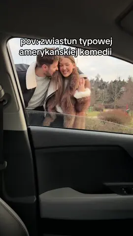 [reklama] Zagraliśmy w zwiastunie amerykańskiej komedii 😍 No przynajmniej na moim profilu HAHA a w niej nieoczekiwanie dwa wesela zostały zaplanowane na… ten sam dzień i w tym samym miejscu, z tego może wyjść tylko niezły KOCIOŁ 🤠 Nie przegap „Serdecznie zapraszamy” na @Prime Video Polska ❤️ #serdeczniezapraszamy #yourecordiallyinvited 