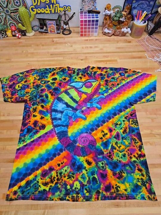 Rate this awesome shirt 1 - 10 . By @dyes_n_goodvibes . . #art #craft #tiedye #handmade #artprocess