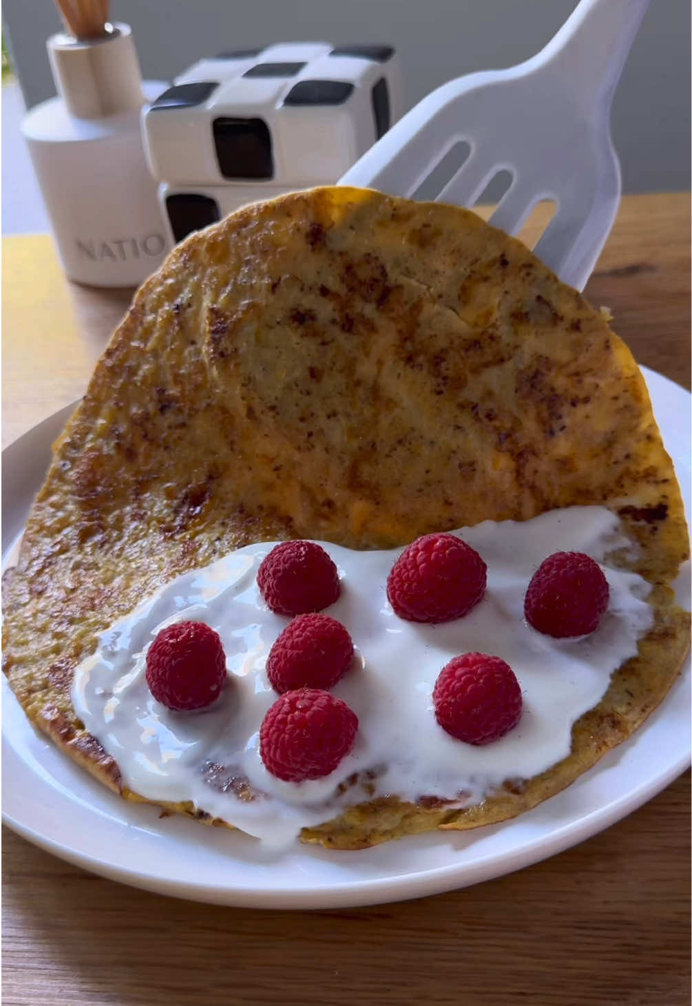 Sweet Breakfast Omelette 🍌🍳🍓It’s dessert for breakfast completely guilt free  𝑾𝒉𝒂𝒕 𝒚𝒐𝒖 𝒏𝒆𝒆𝒅 👩🏼‍🍳 - 1 Mashed Banana  - 2 Eggs  - 1/2 tsp Cinnamon  - 1 tsp Honey 🍯  Served with: Greek yoghurt, fresh raspberries & powdered sugar  Enjoy 😋 #breakfast #breakfastrecipe #healthyrecipe #highprotein #whatieat #EasyRecipe 