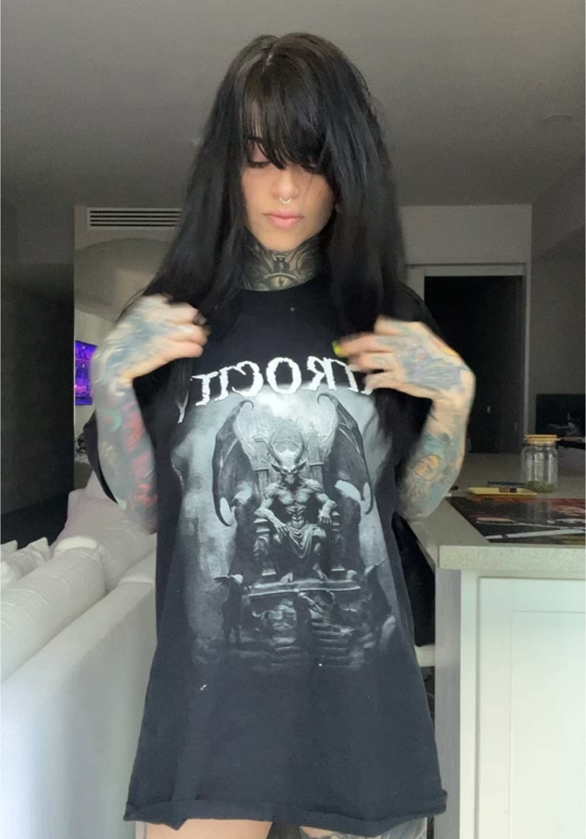 🤘🏻👹💋 Aquí les dejo las etiquetas del outfit. Playera @Atrocity Official  Blusa @Love The Glam Store  Cinturilla @DraculaClothing  Pantalón @Black Feline  #fyp #tattoo #pandoritto #metalhead #goth 