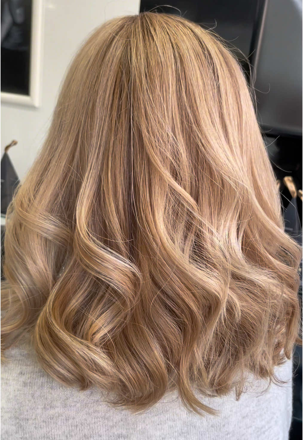 It’s giving old money blonde ✨ #timelessblonde #oldmoneyblonde #warmerblonde #wellaprofessional #wellahair #shinefinity #blondehairinspo #wellacolourtouch #blondehair 