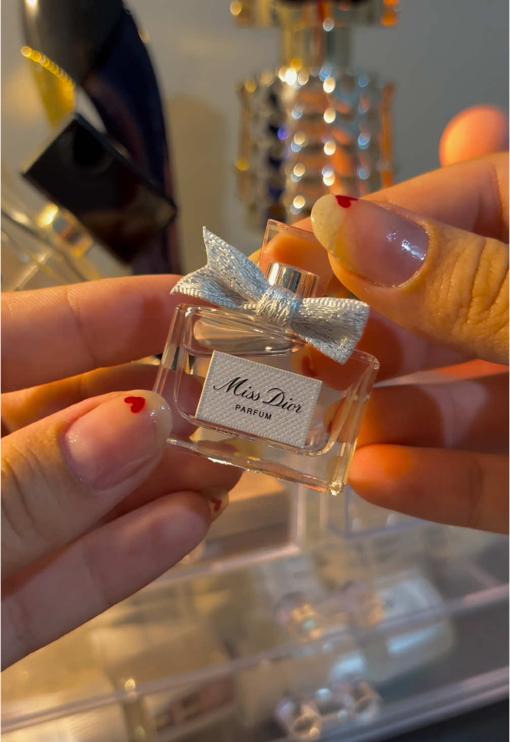 A miniatura perfeita existe e eu vou te provar!!  Miss Dior Parfum mini, um floral frutado que toda mulher deveria ter 🩷 Disponível na minha lojinha ✨ (100% original tá!) #viralvideos #missdior #missdiorparfum #miniatura #perfumemini #missdiormini 