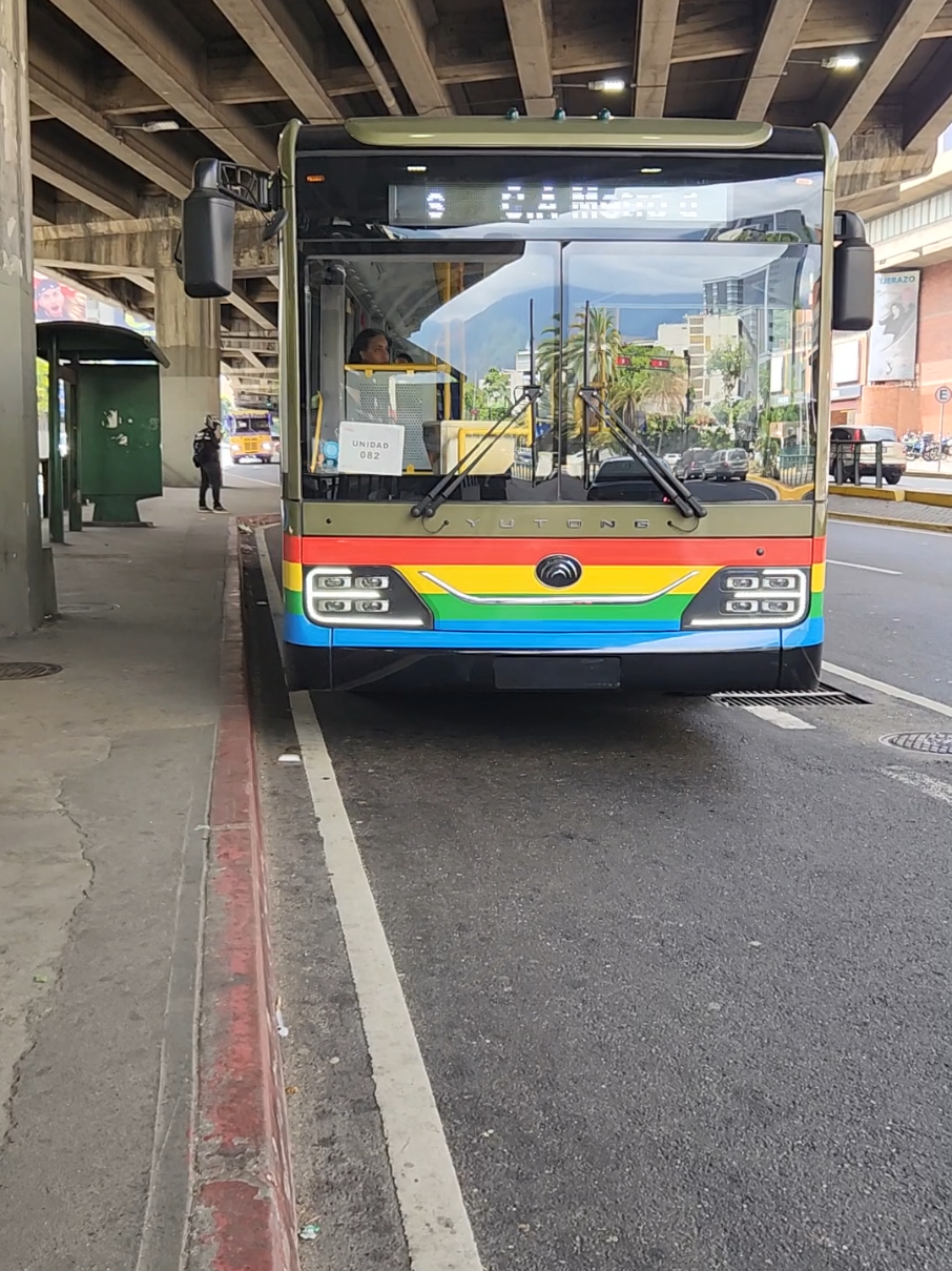 Excelente que en varias zonas de la ciudad haya nuevamente servicio de Metrobus. En este caso, el paso del Metrobus, frente al Paseo Las Mercedes, que hace la ruta El Hatillo-Parque Miranda. Te montas y tiene aire acondicionado, música sin atudir, no se montan vendedores ambulantes, pagas con la tarjeta del metro y no va el chofer gritando la ruta.  ¡Excelente! Como servicio de ciudad de primer mundo. 7 de febrero de 2025. 12:00 m #caracas #metrobus #metrodecaracas #servicio #transportepublico #transporte 
