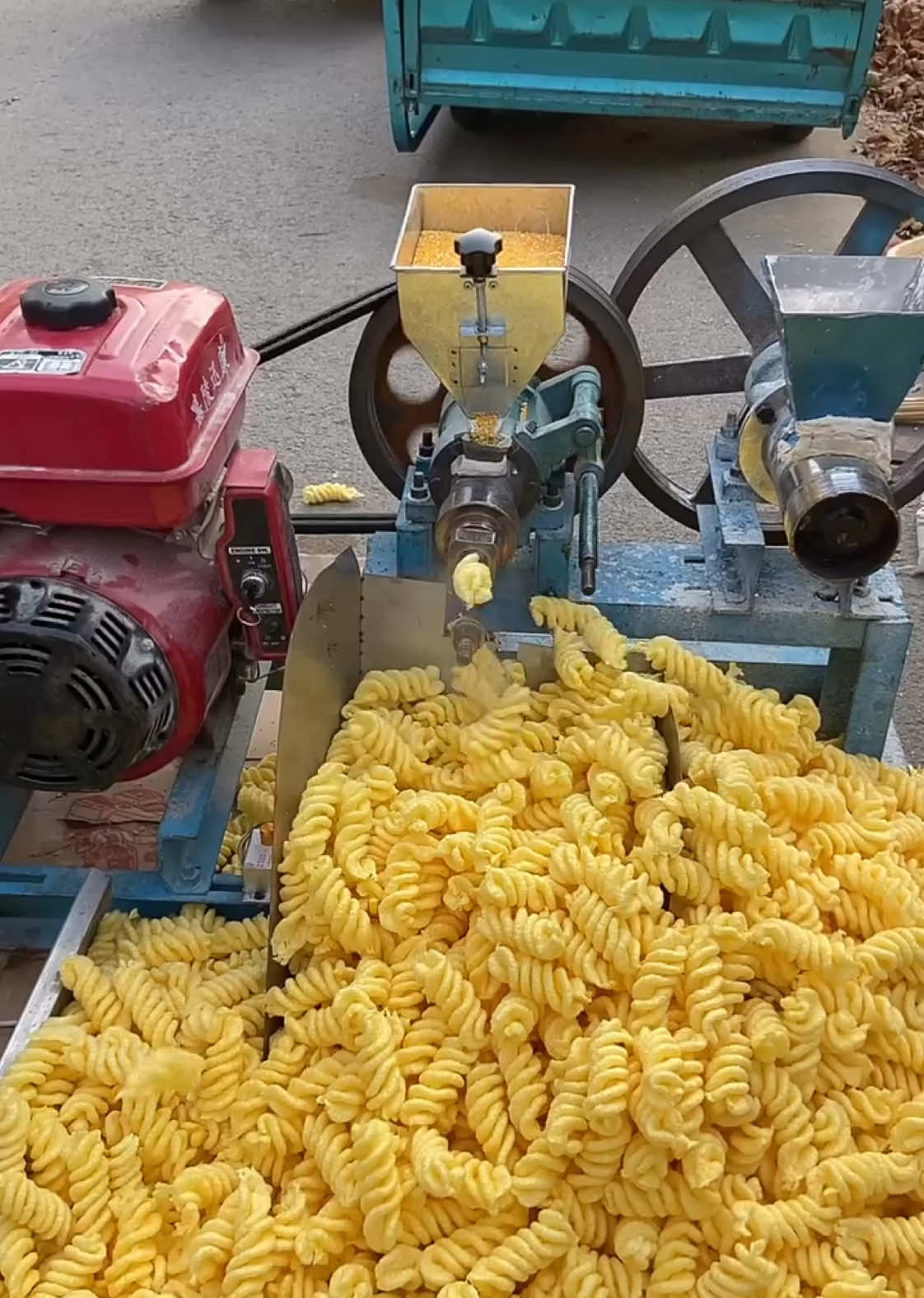 Spiral shape snacks production  #snackmachine #extruder #snacks #makingsnacks #SmallBusiness #snacksfood #machine #snacksmaking #foodmachine #cornsnack