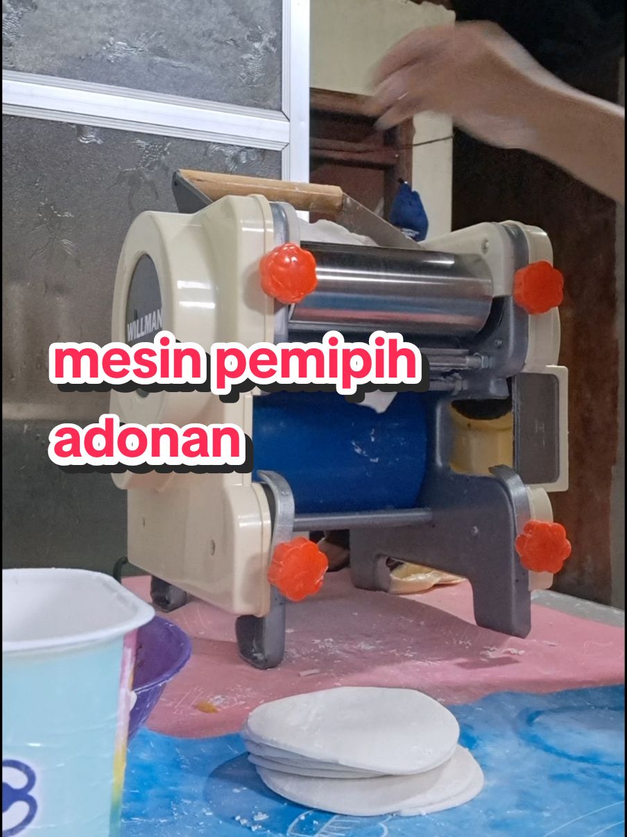 mesin impian penjual cireng😊selain bisa buat giling adonan cireng,alat ini juga bisa untuk mie basah,kulit pangsit,stik keju,kripik bawang dan kulit dimsum. #mesincireng #alatgilinganmie #fyp 