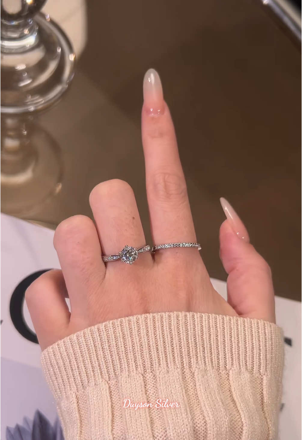 Đường nét mềm mại, hài hòa cùng thiết kế hiện đại nhưng vẫn đậm chất cổ điển, giúp chiếc nhẫn dễ dàng phối hợp với mọi trang phục #duysonsilver #nhanbac #trangsuc 