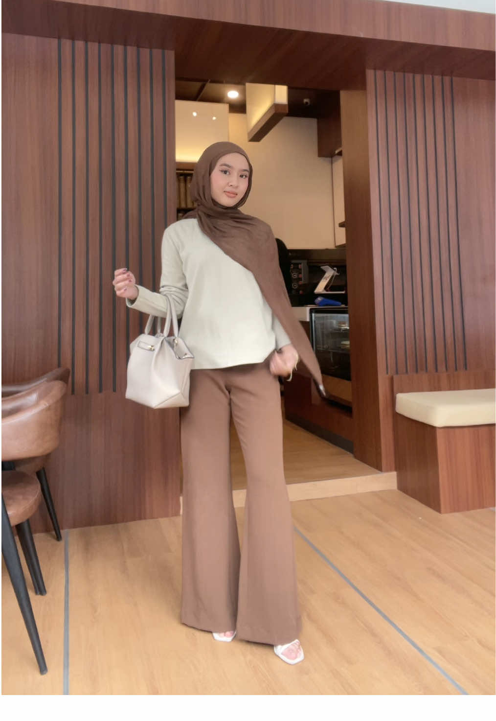 fit chekk, outfit kali ini simple aja with brand kesayangan @joybasic.id 🍪🥑