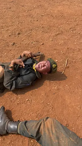 ลูกๆเสือดำจะรอดไหมเนี่ย😂  แต่ละะมื้อแต่ละเดย์ ปวดหัวกับนักเรียน🤣#ทวีธาภิเศก #รดปี3 #เขาชนไก่ #ครูฝึกนศท 