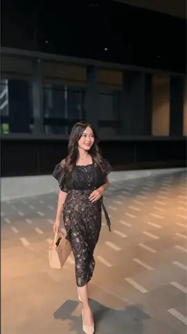Wearing Rok Lilit 72 Batik + GIK UGM🥺💗 plss kenapa ya GIK UGM sbaguss ituu buat foto2 ootdan😩💗 #batikindonesia #batikmodern #batiknusantara #ootdbatik #ootdfashion #gikugm #gikugm2025 #fashiontiktok #fashiontips 
