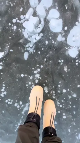 🫧🫧🫧#fyp #foryou #canada #alberta #banffnationalpark #banff #beautifuldestinations #canadianrockies #mountainlovers #beautifulview #mountainiscalling #frozenlake #icebubble #sunsetlover #sunsetsky 