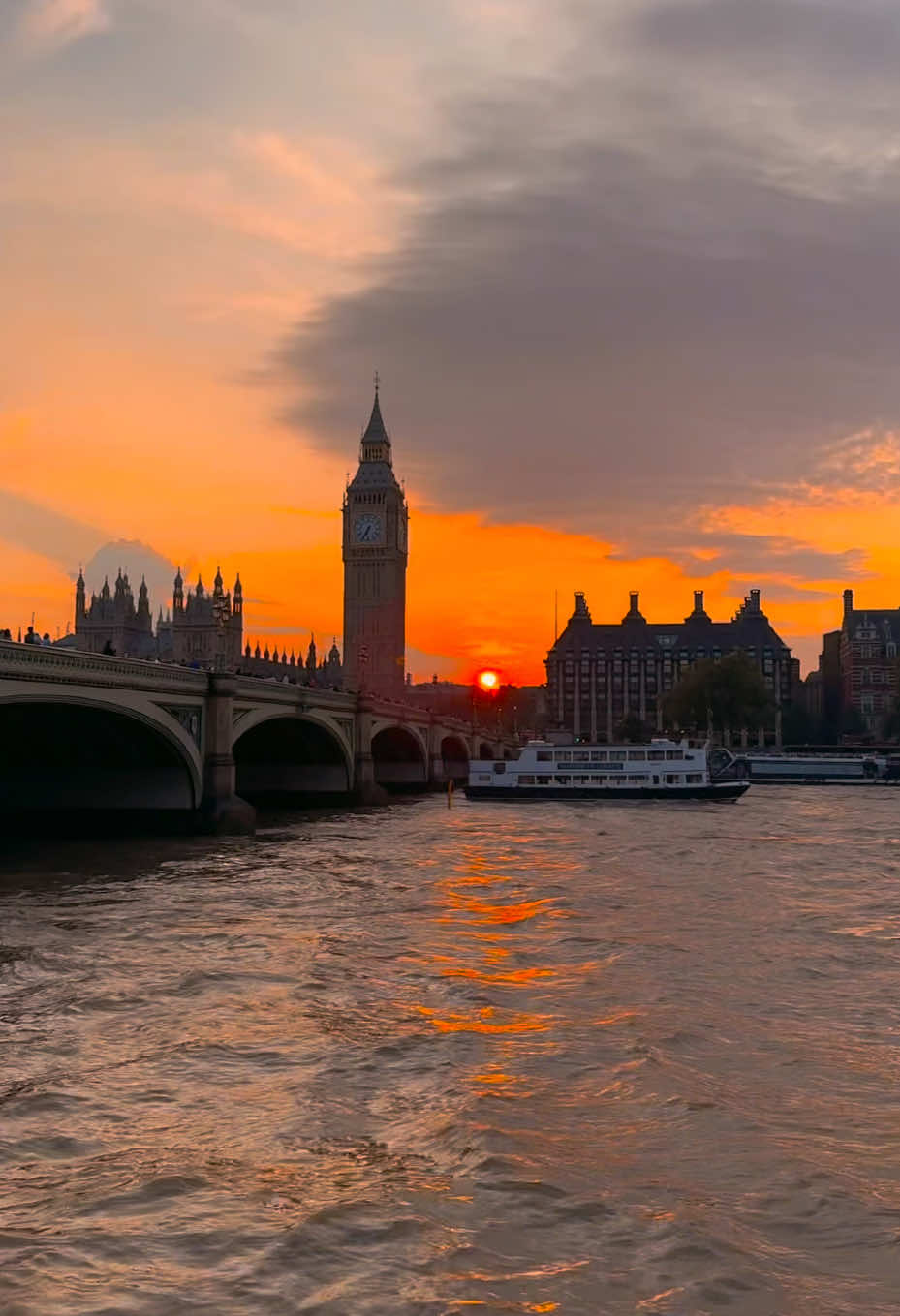 I’ve never seen a sunset I didn’t like ✨🌇 #sunsets #sunsetlover #london #londontiktok #bigben 
