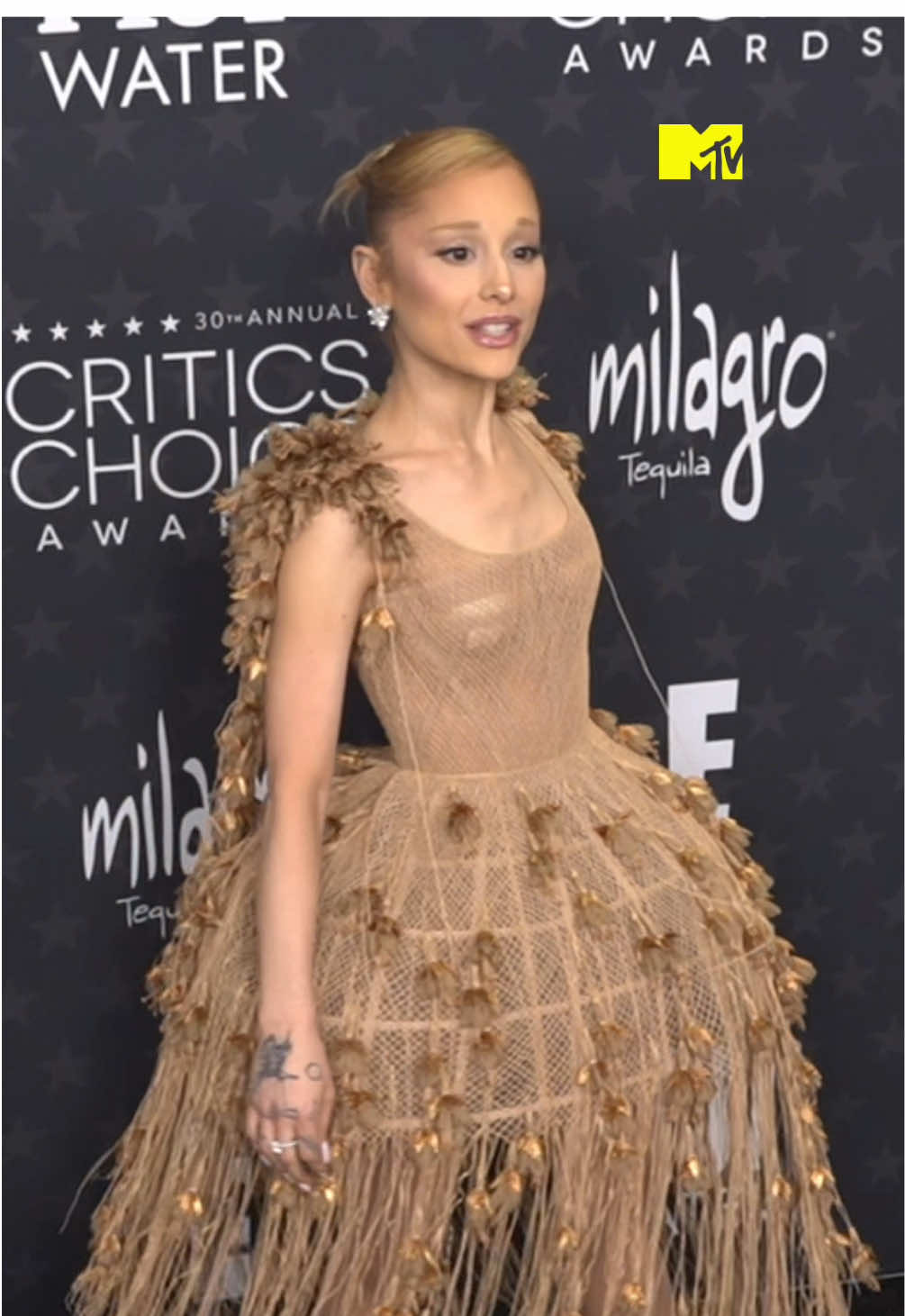 A moment for Ariana Grande’s dress at last night’s Critics Choice Awards please 😍 #arianagrande #wicked #mtvuk #mtvceleb #criticschoiceawards @arianagrande 