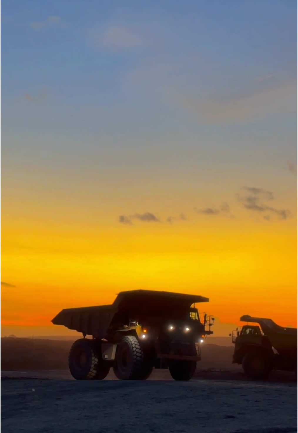 senja di tambang ga pernah gagal #fyp #storytambang #operatormuda #tambangbatubara 