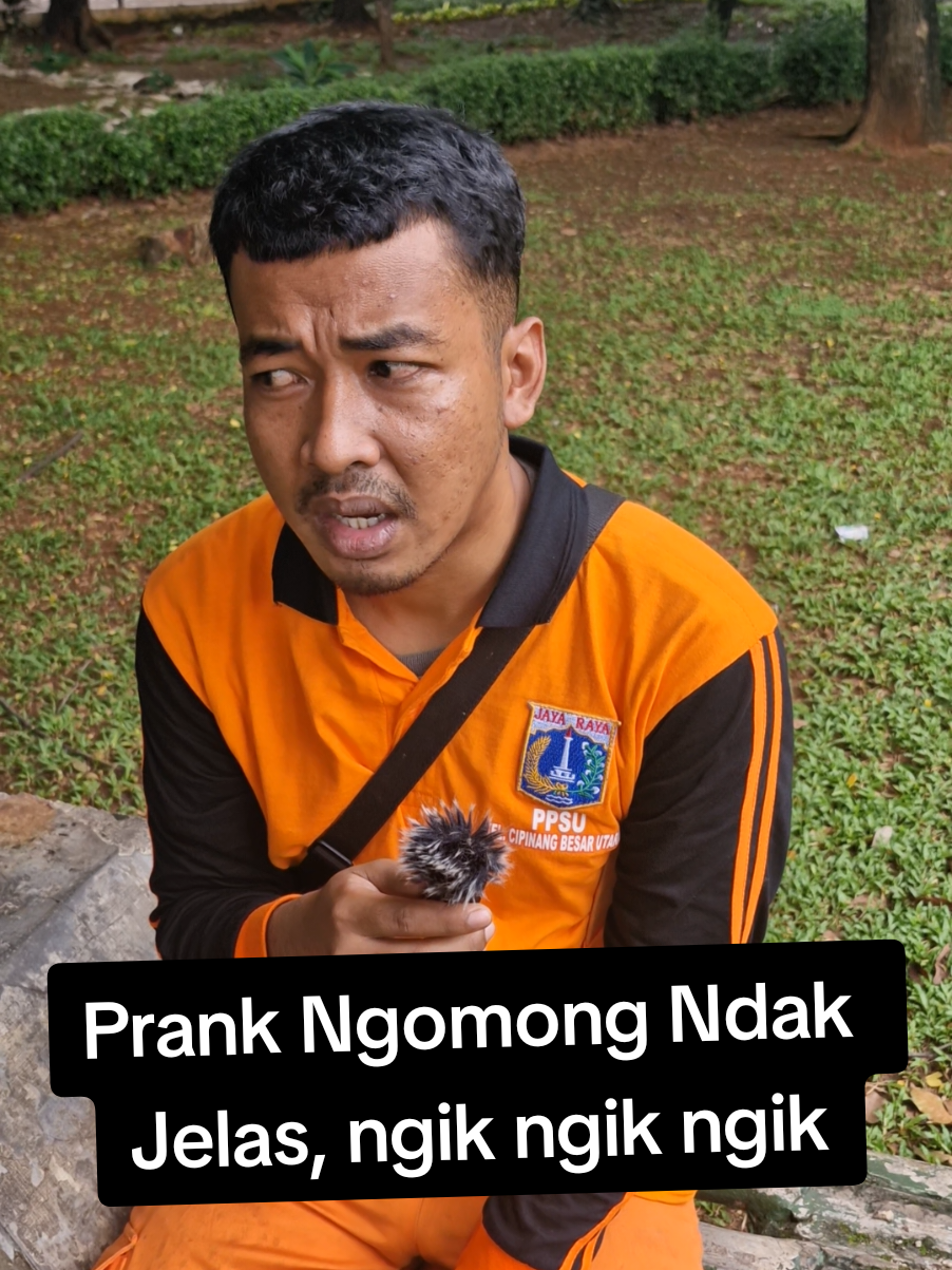 Prank Ngomong Ndak Jelas, lagi jam istirahat kita kecengin abangnya dari pada melamun dienya gaess #prank #fypage #funnyvideo #videoviral #videolucu 