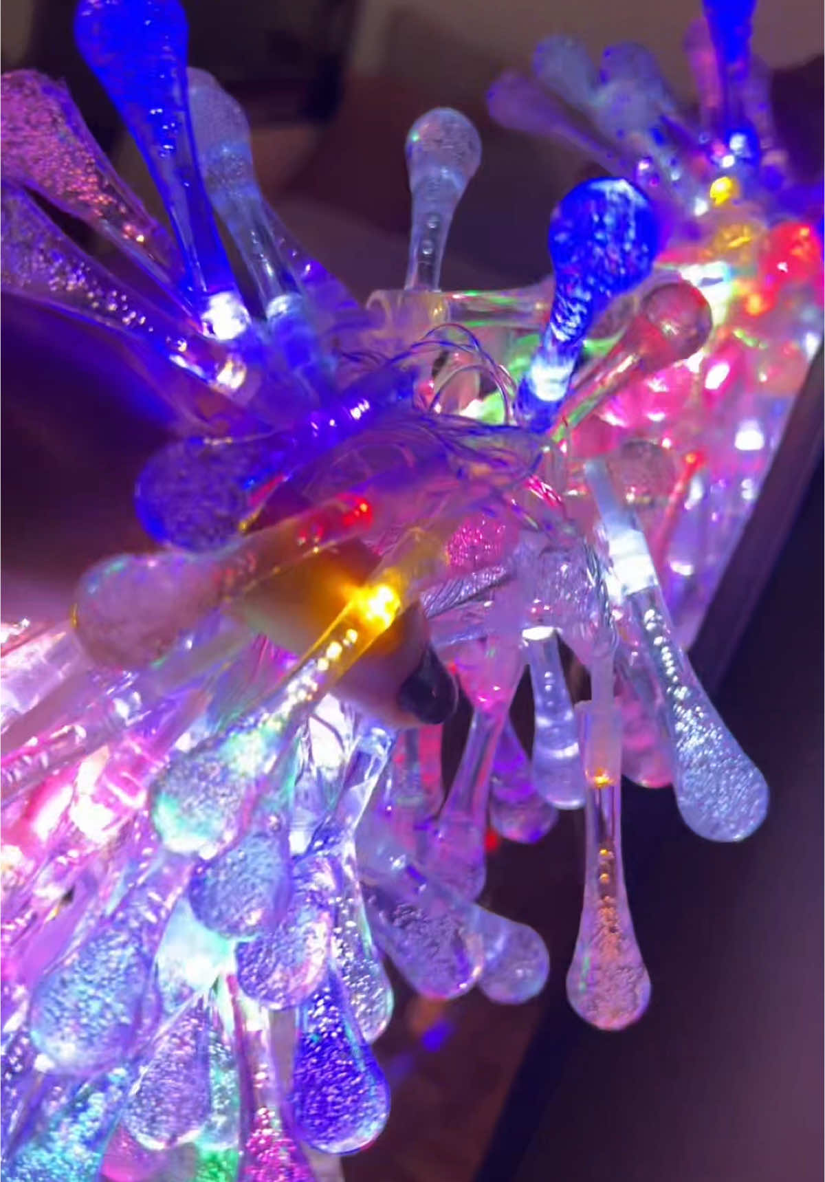 ✨ Ilumina tus espacios con un toque mágico ✨ Las Guirnaldas de Gotas de Agua Cristal transforman cualquier rincón en un ambiente acogedor y encantador. ✨💡 🌈 Luces multicolores para dar vida a tus noches. 📏 10 metros de largo, perfectos para decorar interiores y exteriores. 🔌 Funciona con 220V, lista para conectar y brillar. Ya sea para tu balcón, jardín, habitación o eventos especiales, estas luces son el detalle que hace la diferencia. ¡Sumale un toque de magia a tu decoración! ✨ 🔗 Conseguí la tuya ahora en nuestra tienda online. #Decoración #Iluminación #GuirnaldaDeLuces #AmbienteMágico #HogarAcogedor