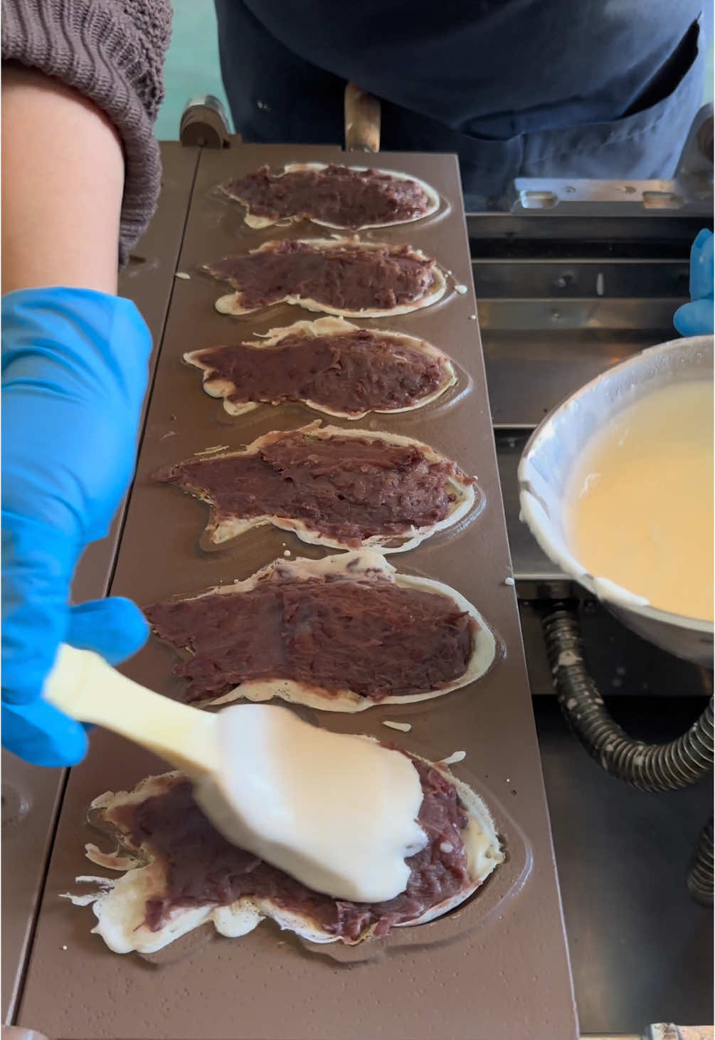 日本で唯一ヘラを使って作るあんこたっぷり薄皮鯛焼き🫘#大阪グルメ #大阪スイーツ #大阪カフェ #osakafood #japanesefood #osaka 