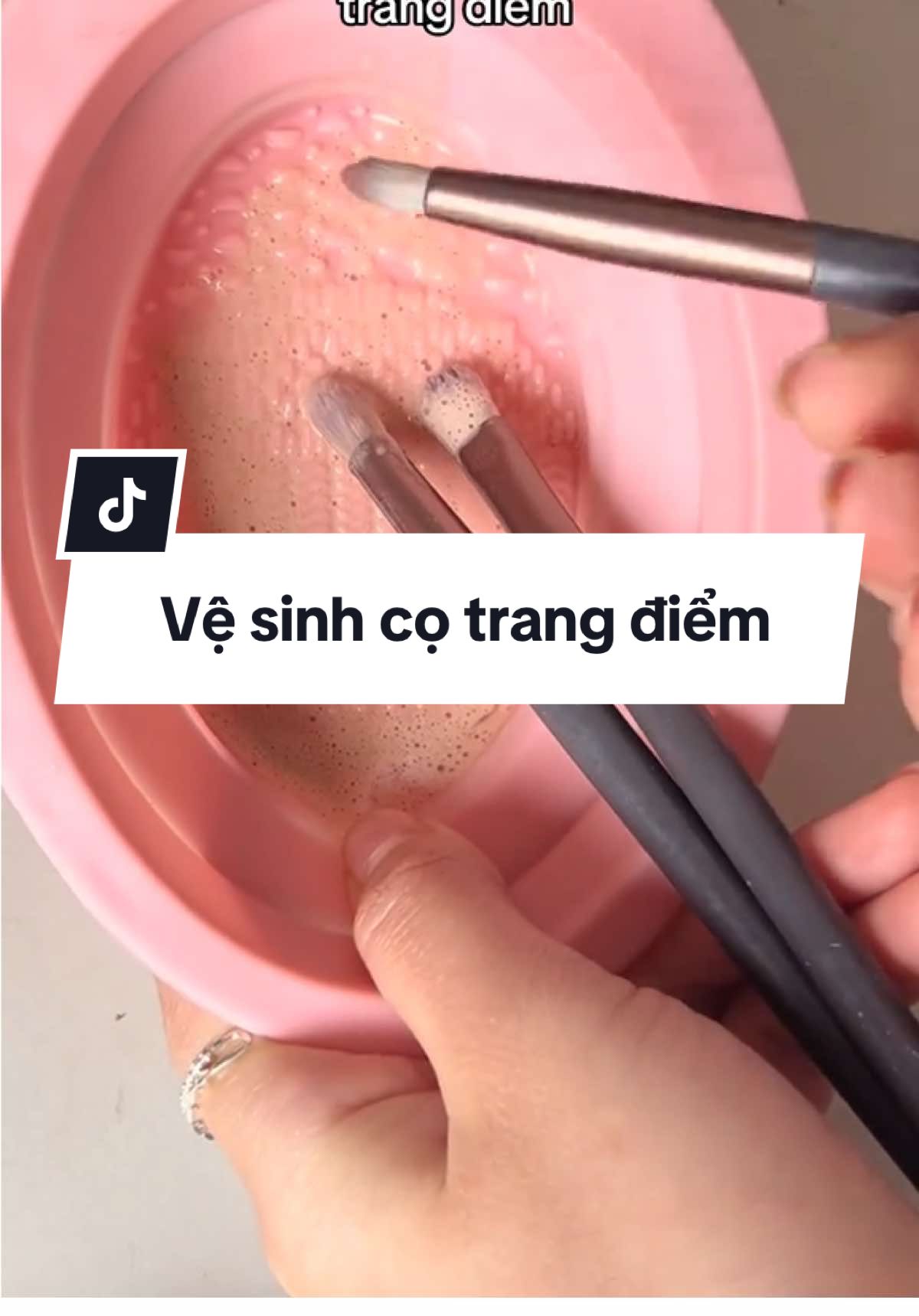 Hướng dẫn cho mấy bà cách dùng cái chậu ni này #chauruacotrangdiem #vesinhcotrangdiem #viral #xuhuong #cotrangdiem #trangdiem #makeup #tips #tipmakeup #trending 