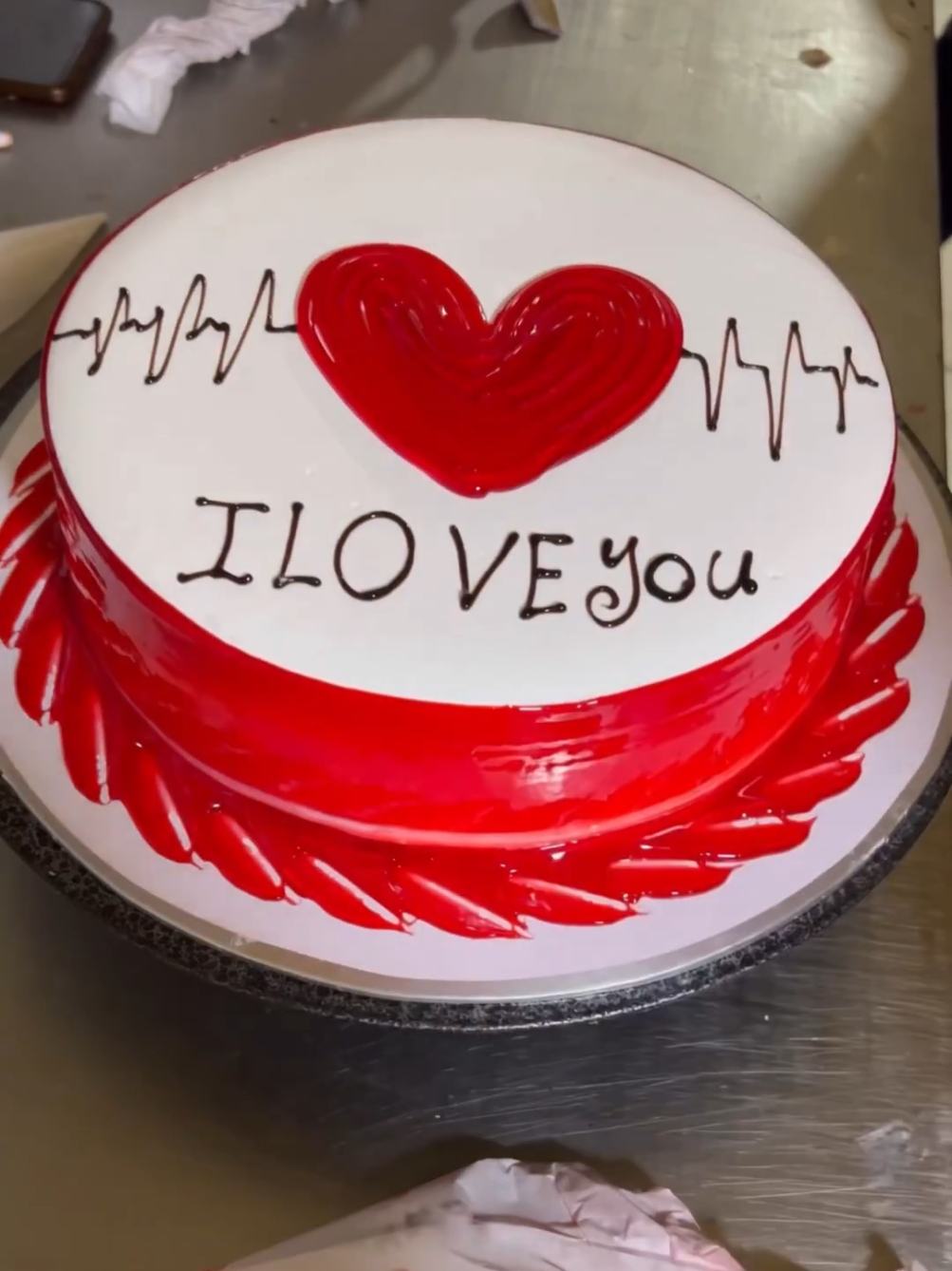 Valentines cake❤️#viral_video #trendingvideo #yummyfood #cakedecorating #heart #tik_tok 
