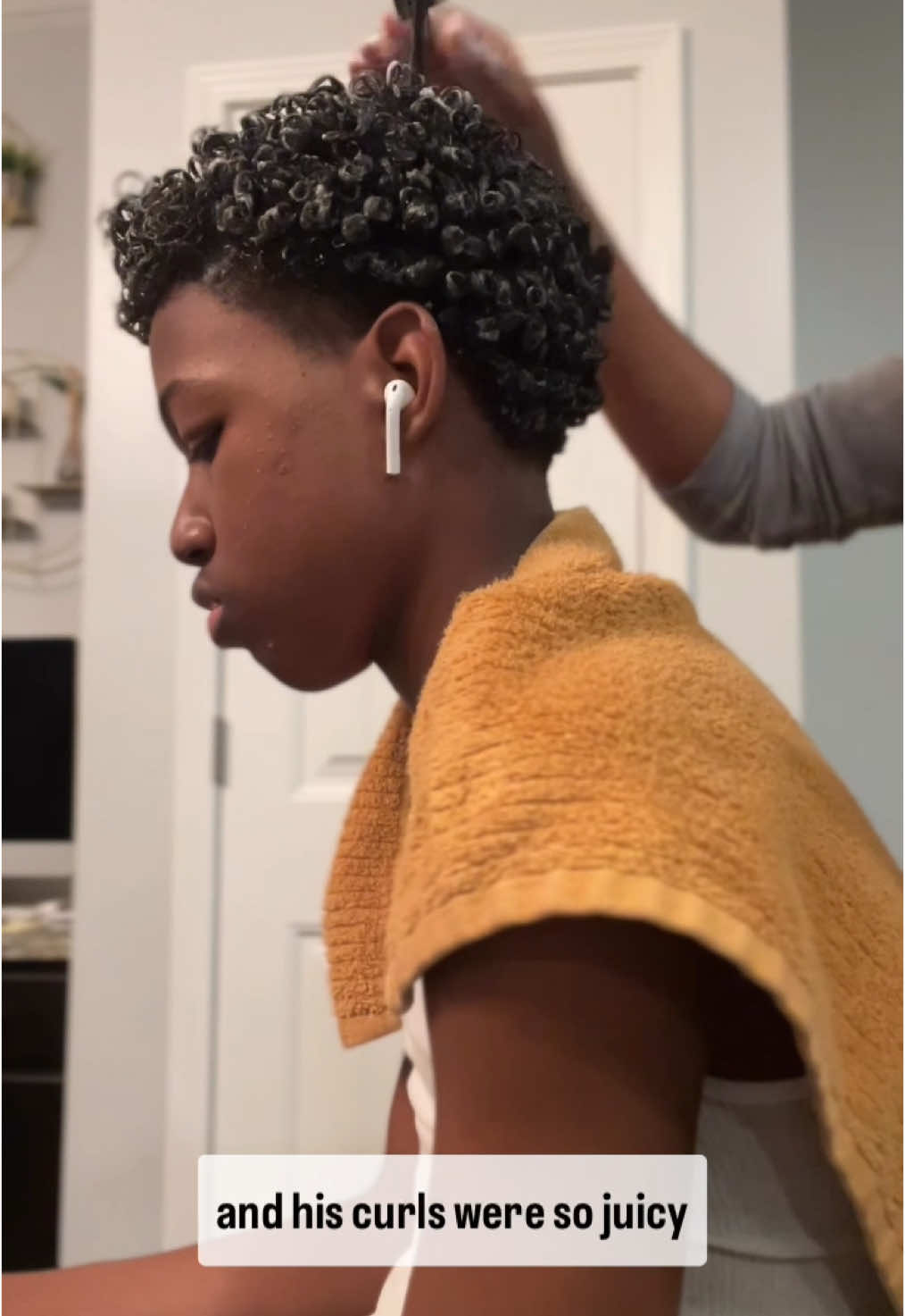 Does your son prefer his hair to look like dry ground taco meat or like a Puerto Rican papi? (Asking for a friend🤣😂) Tool: 3 Row Comb Products: Influance Honey Almond Foam + Lotta Body Curl Activator (Use Moisture Lock by Influance instead) Disclaimer: After a couple days his hair had a white residue on it so don’t try this combo at home, use the Influance moisture lock with the honey almond foam instead. #boyswillbeboys #boymom #naturalhaircare #curls #healthyhair #healthyhairtips #teenagers #influancehaircare #kidshair #healthyhair4kids  