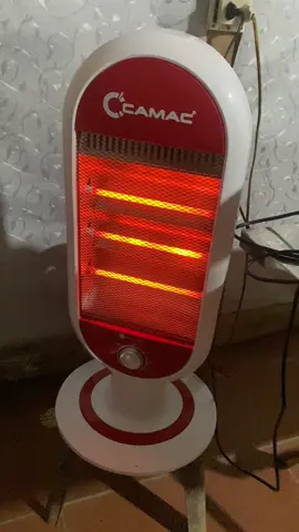 Máy sưởi Fuji Camac đa năng tiện lợi - Đèn sưởi cao cấp 3 bóng làm ấm phòng nhanh Máy sưởi  Đèn sưởi Camac, Đèn sưởi cao cấp Máy sưởi ấm nhanh, toả nhiệt đều ĐẶC ĐIỂM NỔI BẬT CỦA SẢN PHẨM QUẠT SƯỞI: - Đèn hồng ngoại chống chói hiệu quả, không đốt oxy tốt cho người dùng. - Góc quay 45 độ với công suất 1200 W làm ấm hiệu quả không gian rộng. - Quạt sưởi tự ngắt khi ngã đổ bảo vệ quạt và an toàn sử dụng. - Thương hiệu - Việt Nam, sản xuất tại Việt Nam. Thông tin chi tiết của sản phẩm: - Phạm vi sưởi ấm:5 - 15 m2  -Loại quạt:Quạt sưởi hồng ngoại - Công suất:1200 W Điều chỉnh nhiệt độ:3 mức - Tiện ích:Chân đế tháo rời hoặc gập lại. - Quạt xoay trái phải - Kích thước:Ngang 35.5 cm - Sâu 11 cm - Cao 75 cm _ BẢO HÀNH 1 NĂM ✅Sử dụng công nghệ phát nhiệt bằng bóng Halogen giúp tỏa nhiệt nhanh, rất tiện lợi khi làm ấm phòng tắm. ✅Có 3 mức phát nhiệt phù hợp với điều kiện thời tiết ✅Có tút năng xoay điều chỉnh hướng phát nhiệt tiện lợi ✅Có đèn chỉ thị chế độ hoạt động ✅ Có chức năng tự tắt nếu bị đổ, an toàn khi sử dụng. ✅ Lạnh mà nhà có e bé và người già thực sự rất cần thiết