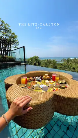 Azure waters meet tropical gardens at The Ritz-Carlton Bali in Nusa Dua. 🏝️ Lying under palm trees all day, sipping on coconuts, choosing from three restaurants, breakfast in the pool and enjoying a sundowner at the Ritz-Carlton Lounge & Bar. ✨ Three perfect days at this tropical escape! 🤍 #ritzcarltonbali #ritzcarlton #bali #baliindonesia #baliguide #nusadua #balihotel #balistay #baliuniquestays #exclusivetravel #luxurytravel #luxuryhotels #luxuryhotelsandresorts 