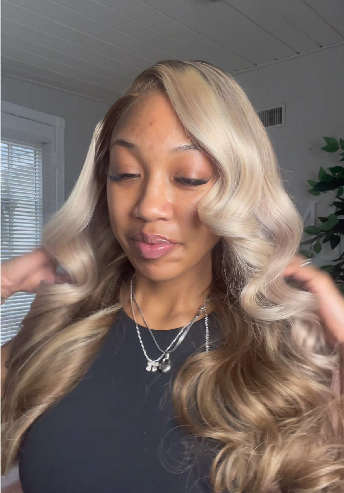 me & curls are bffs at this point 😍 @Megalookhair shop #colorblockhair #colorblockhair #lilleedeamori #lilleedeamori #curls 