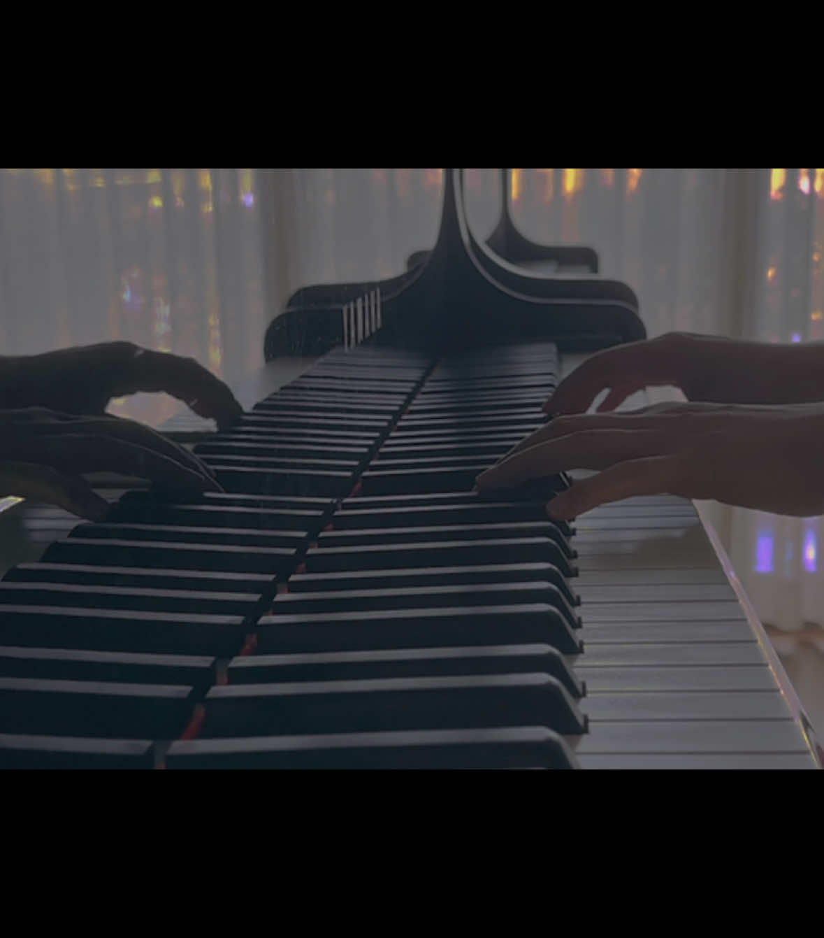 映画『君の名は。』より☁️☁️☁️ full virsion. の ４曲を集めて❄️ １８分ほどです ❄️ 身体もぎゅっと固まる 寒い寒い毎日 ❄️ 眠りの前 あたたかい枕もとに 🌙 ❄️ ・かたわれ時 ・奥寺先輩のテーマ ・三葉のテーマ ・御神体 ー 今夜は リクエスト曲を含めた 映画　君の名はより ゆっくりと弾いた 4曲を集めて 🌙 ❄️ 遅い時間の投稿ですね ❄️ いい夢がみれますように 🌙 おやすみなさい ❄️ #piano #ピアノ 