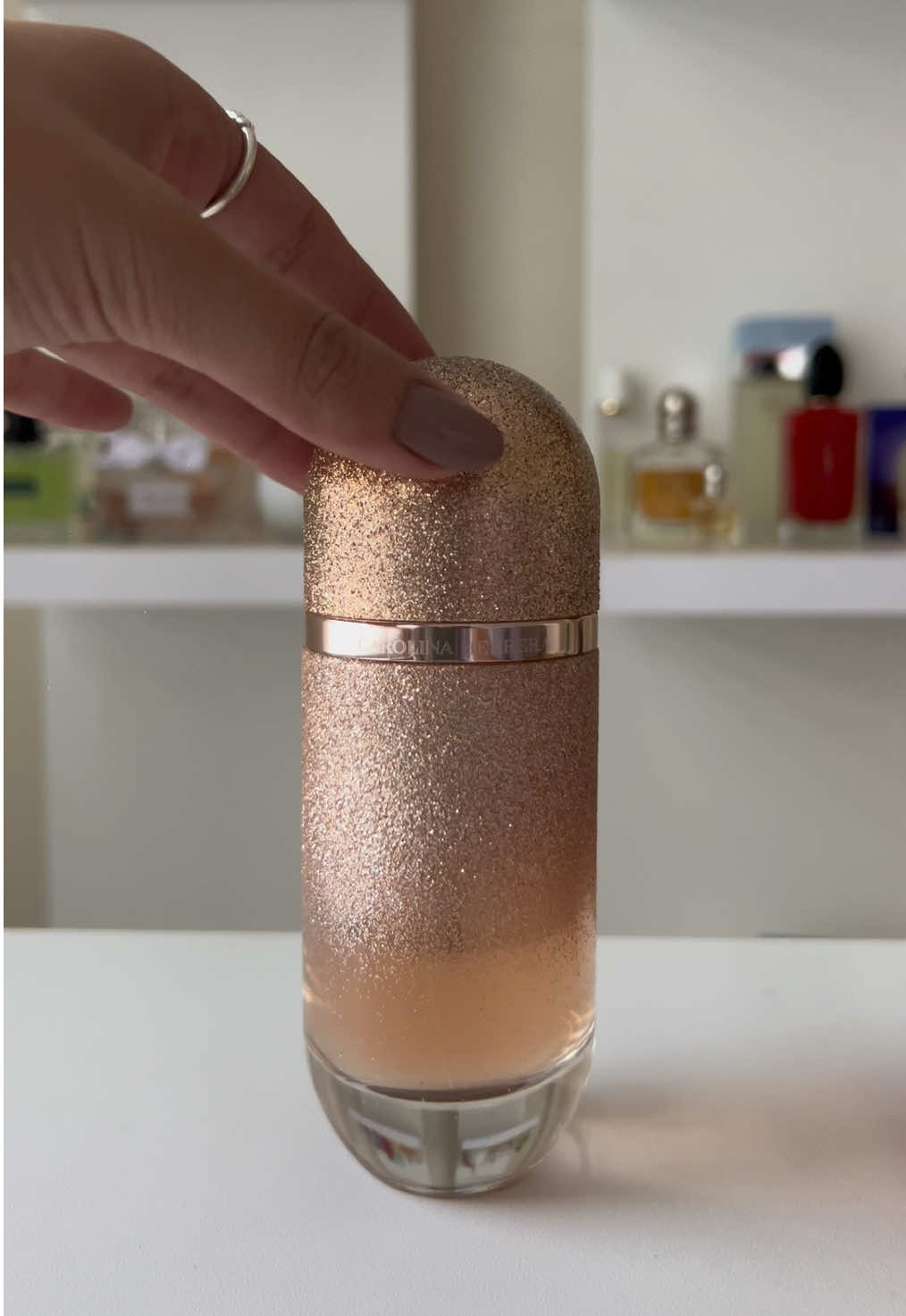 El último lanzamiento de CH ya disponible en decants ❤️‍🔥🤩 212 Vip Rosé ELIXIR 🤤🔝 En decants de 4, 5 y 10 ml 🫶🏻 Perfectos para probar el perfume antes de comprometerte con la botella completa 💸💰 Envios a todo el país 🇧🇴 Escríbenos al 78876840 📲💖 #fyp #paratiiii #perfumetiktok #perfumetok #decants #elitedecants #foryoupagee #fraganciasfemeninas 