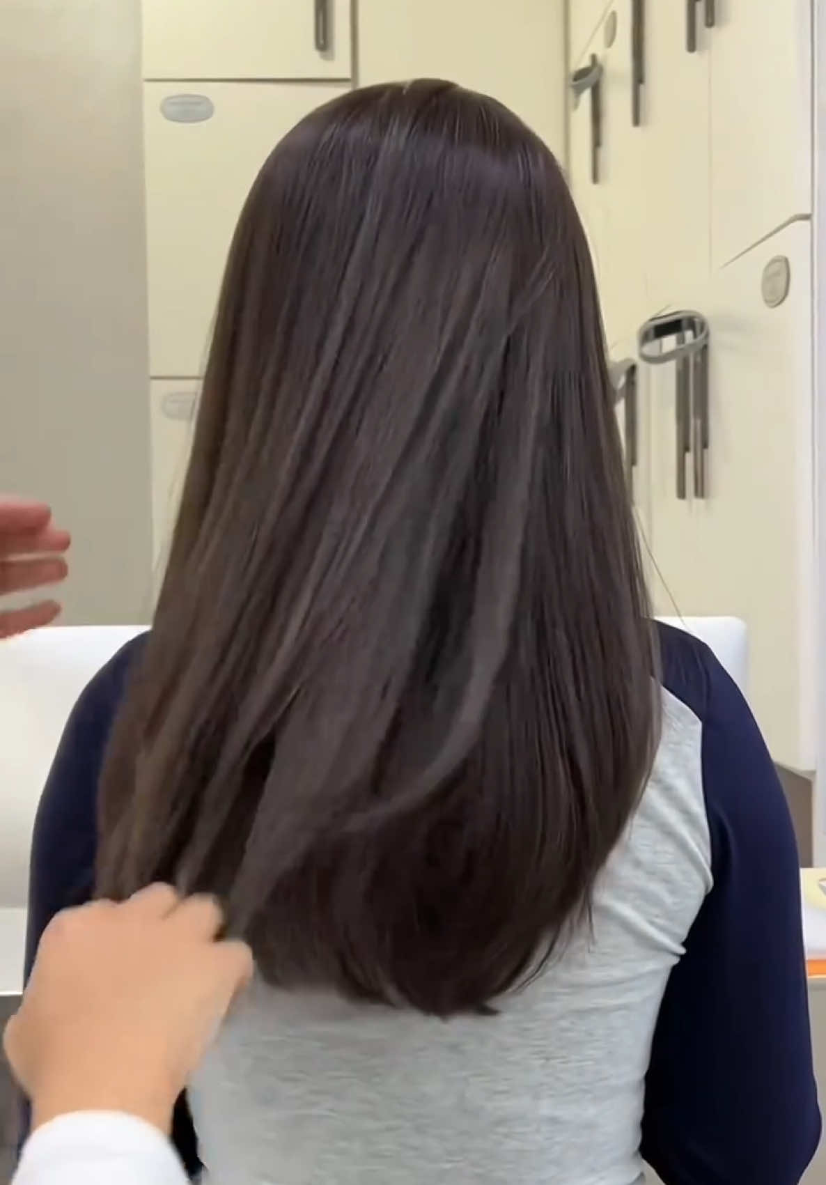 Layer ngang bầu duỗi hơi nước #xuhuong #minhrhairquan7 #layeredhaircut #layerngangbầu #duỗicupphong #duỗihơinước #salonquan7 #salontocquan7 #layermediumlength 