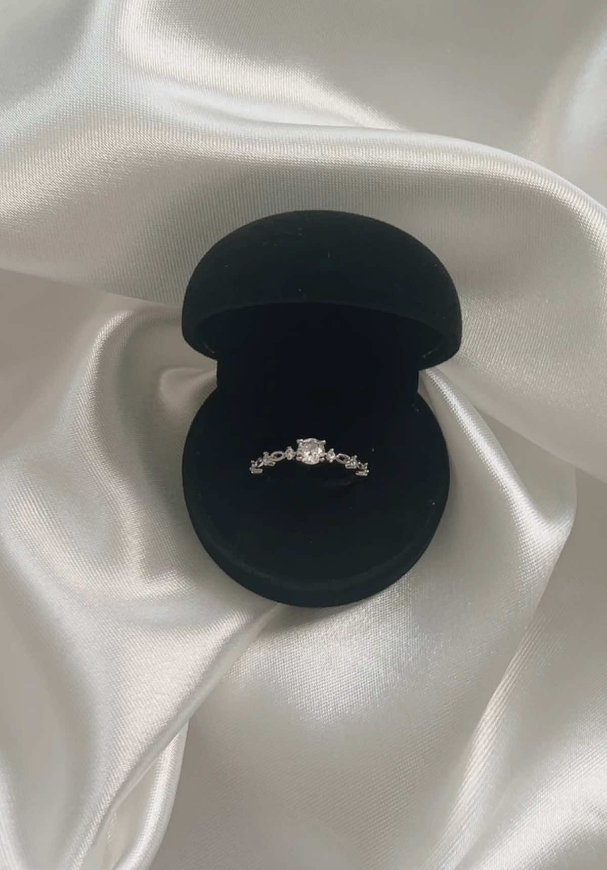 เปิดตัว #แหวนพร้อมส่ง รุ่น ลิลลี่🪷 79.- ✅ ส่งฟรี ✅ ไปพร้อมกล่องสวยๆแบบนี้เลยค่ะ☺️ #ของขวัญวาเลนไทน์ #แหวนเพชร #แหวนแต่งงาน #ของขวัญวันครบรอบ #แถมกล่องกํามะหยี่ #TikTokFashion #เวเลร่าจิวเวลรี่ 